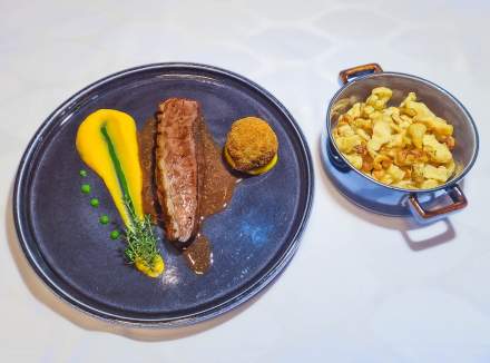 Magret de canard au pourpre de St Pourçain, Croquette de cuisse mijotée Velours de Butternut – Spaetzle