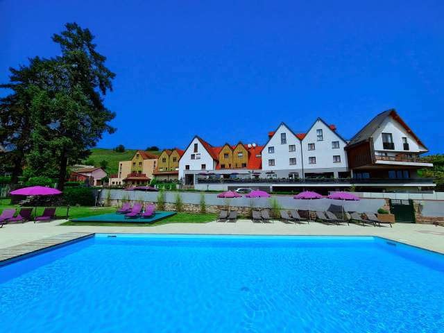 piscine extérieure, hôtel best western sur la route des vins en alsace