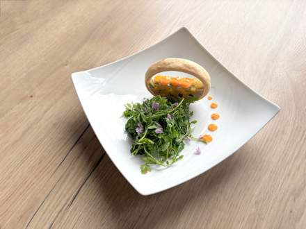 <span><span><span>Tarte Verticale et duo de Courgettes, Salade d’Herbes Fraîches</span></span></span>